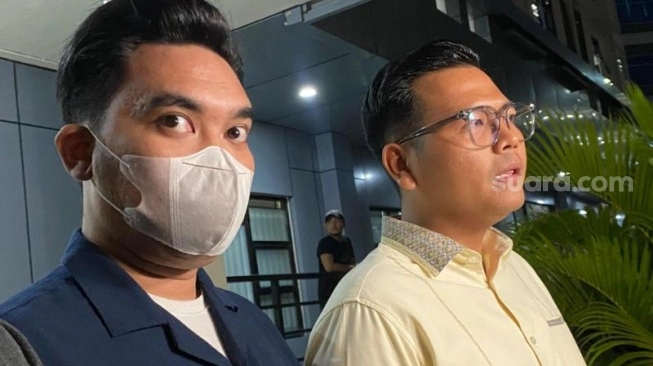 Batara eks manajer Fuji (kiri) dan pengacaranya, Muhammad Rizki Firdaus mendatangi Polres Jakarta Barat, Selasa (7/5/2024). (sumber: suara.com)