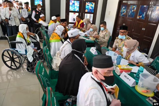 Jemaah Haji Indonesia di Banda Aceh, antre untuk pemeriksaan kesehatan sebelum berangkat menunaikan ibadah haji tahunan ke kota suci Mekkah, 23 Mei 2023. (CHAIDEER MAHYUDDIN / AFP)