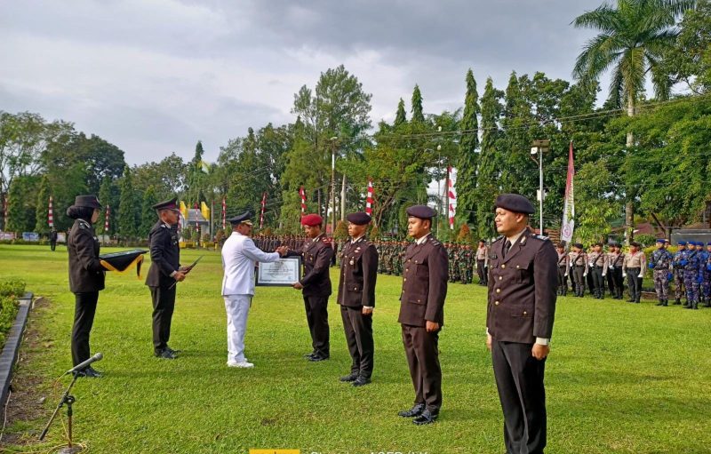 Pj Bupati Syamsir menyerahkan penghargaan kepada empat personil Polres Tala. Foto: Farida Alriani/1tulah.com