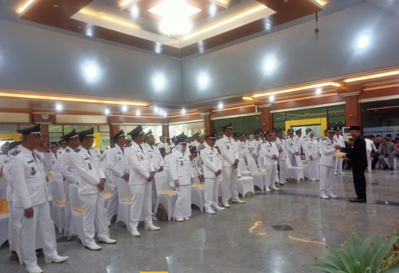 Penyerahan SK perpanjangan masa jabatan Kepala Desa di Tanah Laut oleh Pj Bupati Syamsir. Foto dok. Farida Alriani/1tulah.com