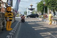 Badut-badut saat beraksi di kawasan lampu merah bundaran Bupati, Kota Muara Teweh.foto. M.Gazali/1tulah.com