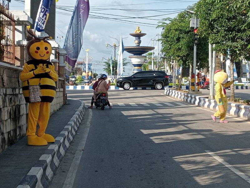 Badut-badut saat beraksi di kawasan lampu merah bundaran Bupati, Kota Muara Teweh.foto. M.Gazali/1tulah.com
