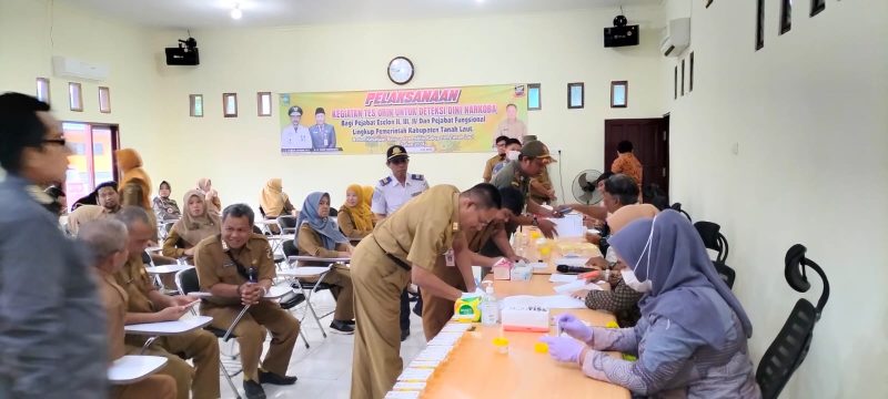 Kegiatan tes urine oleh Badan Kesbangpol Tala. Foto: Kesbangpol Tala