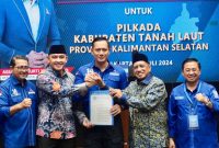 Ketua Umum Partai Demokrat, Agus Harimurti Yudhoyono atau yang biasa disapa AHY, menyerahkan langsung surat rekomendasi Demokrat untuk Pilkada Tala kepada pasangan Rahmat Trianto dan Muhammad Zazuli. Foto: Istimewa