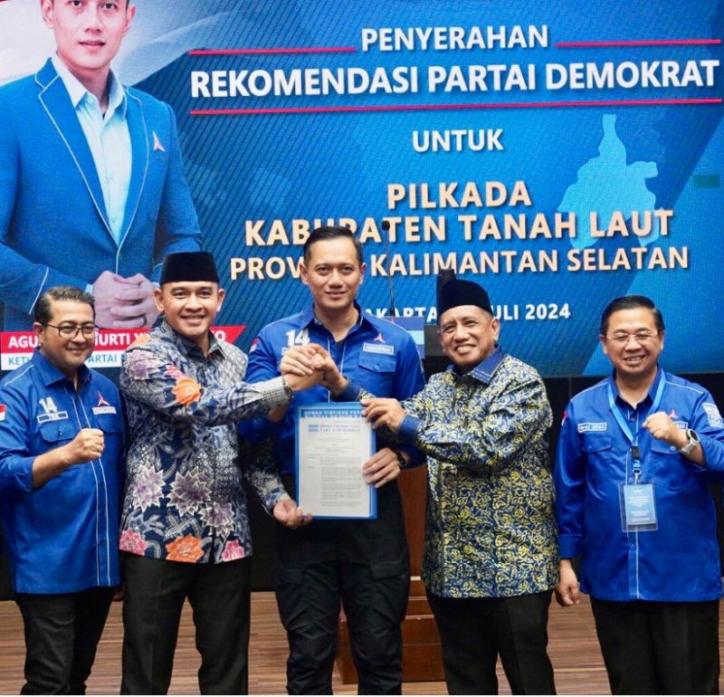 Ketua Umum Partai Demokrat, Agus Harimurti Yudhoyono atau yang biasa disapa AHY, menyerahkan langsung surat rekomendasi Demokrat untuk Pilkada Tala kepada pasangan Rahmat Trianto dan Muhammad Zazuli. Foto: Istimewa