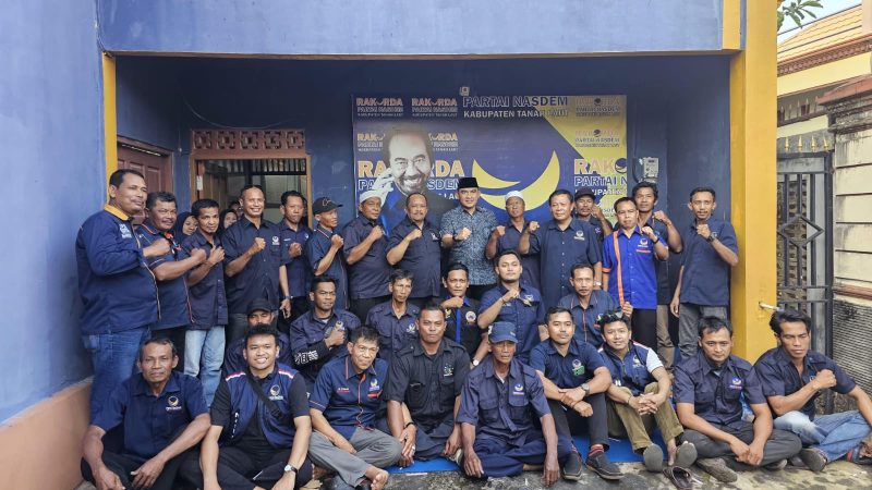 Foto bersama bakal calon bupati Tala Rahmat Trianto dan pengurus partai NasDem Tala. Foto: NasDem Tala