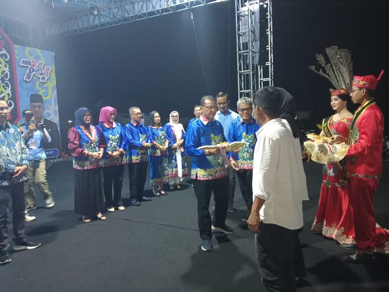 Pj Sekda Jufriansyah saat membuka Batara Expo dan festival budaya, Jumat (26/07/2024) malam. Foto.M.Gazali