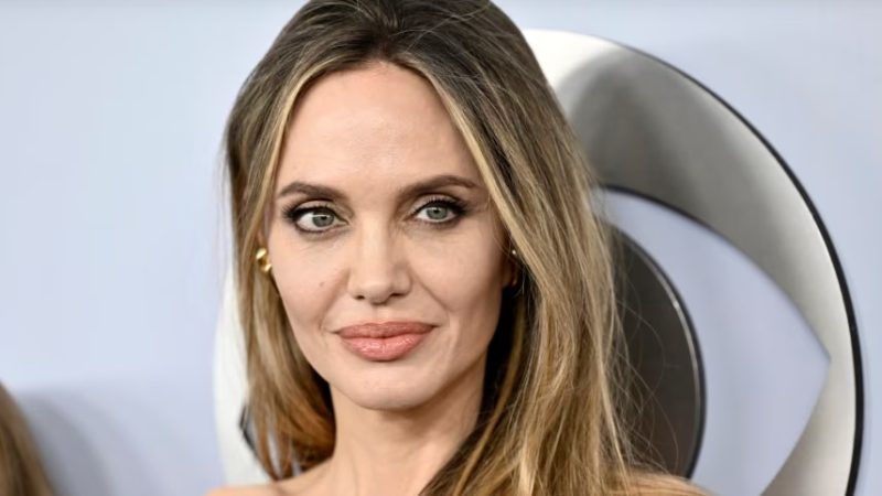 Angelina Jolie hadir di acara penganugerahan Tony di New York, pada 16 Juni 2024. (Foto: Evan Agostini/Invision/AP, File)