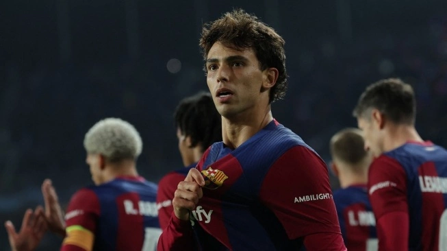 Penyerang Barcelona asal Portugal #14 Joao Felix melakukan selebrasi bersama rekan-rekannya setelah mencetak gol (sumber: suara.com)