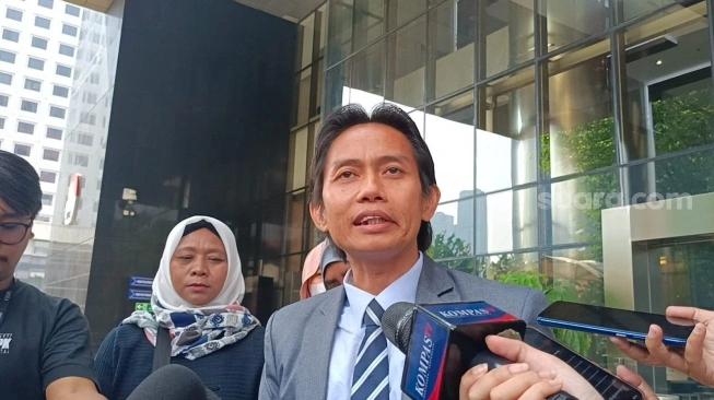 Kuasa Hukum Pegi Setiawan, Toni di Gedung Merah Putih KPK, Jakarta Selatan, Kamis (20/6/2024).  (sumber: suara.com)