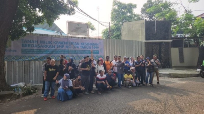 Sejumlah aktivis berkumpul di Kantor PKBH yang digusur, Kamis (11/7/2024). (sumber: suara.com)