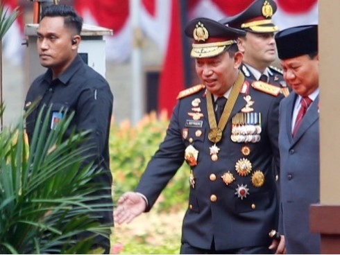 Menteri Pertahanan dan Presiden Terpilih Prabowo Subianto (kanan) didampingi Kapolri Jenderal Pol Listyo Sigit Prabowo (kiri) saat tiba di Mabes Polri, Jakarta, Kamis (20/6/2024). [Suara.com/Alfian Winanto]