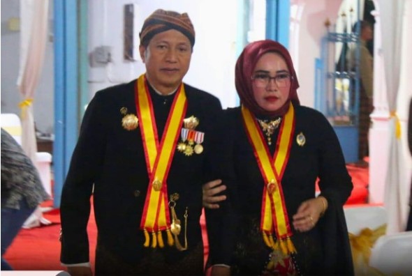 Penganugerahan Gelar Ningrat Kehormatan sebagai Kanjeng Raden Tumenggung dan Kanjeng Mas Tumenggung oleh SISKS Pakoe Boewono XIII kepada Pj Bupati Barito Utara Drs. Muhlis dan Ketua PKK Kabupaten Barito Utara Ibu Marsiana Muhlis.Foto:Istimewa Pemkab Barut

