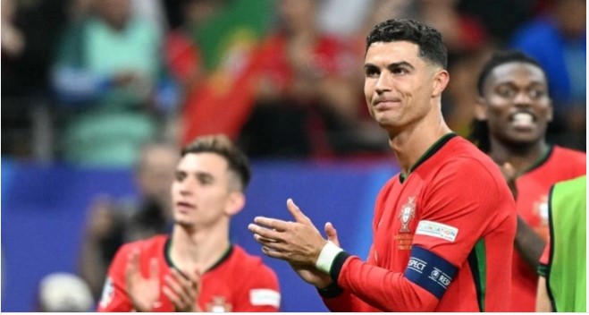 Penyerang timnas Portugal, Cristiano Ronaldo melakukan selebrasi setelah memenangkan pertandingan babak 16 besar Euro 2024 antara Portugal vs Slovenia di Frankfurt Arena di Frankfurt am Main pada 1 Juli 2024. PATRICIA DE MELO MOREIRA / AFP.