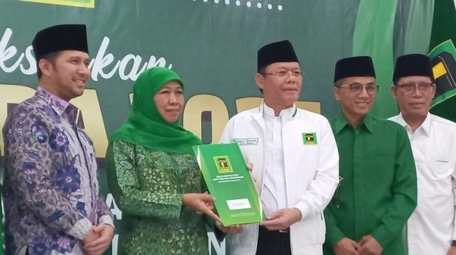 Khofifah Indar Parawansa (tengah) menerima surat rekomendasi pencalonan di Pilkada Jatim dari Pelaksana Tugas (Plt) Ketua Umum PPP Muhamad Mardiono di Kantor DPP PPP di Jakarta, Jumat (12/7/2024). (sumber: suara.com)