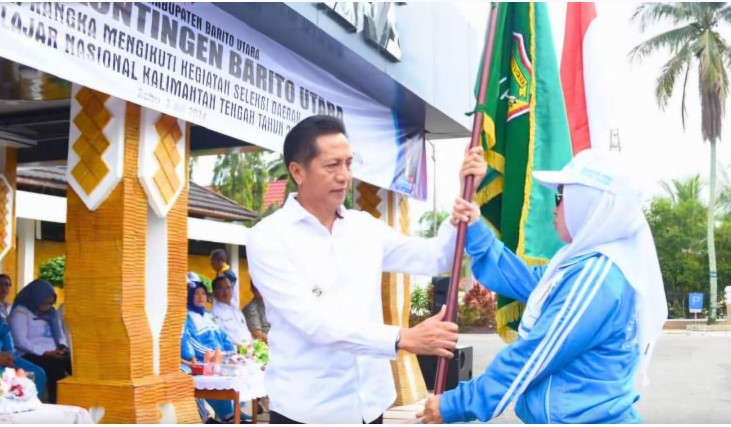 Pj.Bupati Barito Utara Drs.Muhlis secara resmi melepas kontingen Kabupaten Barito Utara yang akan berlaga pada ajang seleksi Pra Pekan Olahraga Pelajar Nasional (Pra-Popnas) Tahun 2024 tingkat Provinsi Kalimantan Tengah, Rabu (3/7/2024). Foto:Delia/1tulah.com