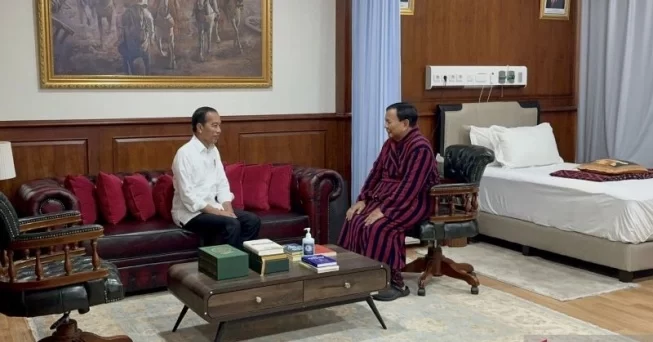 Operasi Kaki di RSPPN Akibat Kecelakaan Terjun Payung, Prabowo Dibesuk Jokowi. (sumber: suara.com)