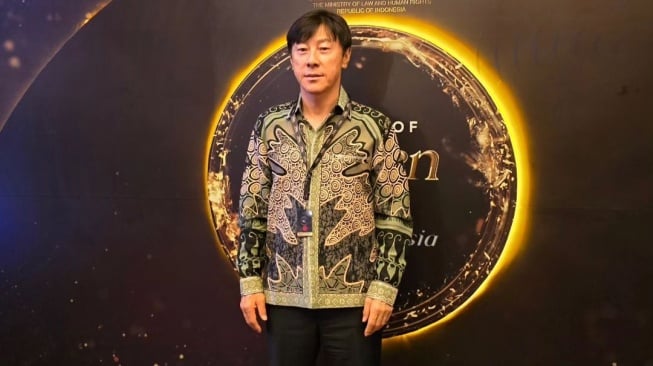 Shin Tae-yong di acara pemberian golden visa. (sumber: suara.com)