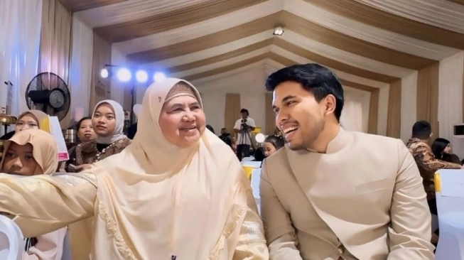 Thariq Halilintar bertemu Mamah Dedeh (sumber: suara.com)
