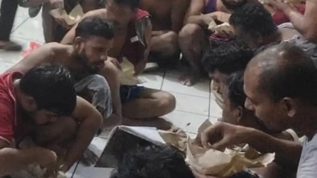 Penampakan 28 WNA yang Diamankan Pantai Tegalbuleud Sukabumi: 23 Orang Bangladesh  (sumber: suara.com)
