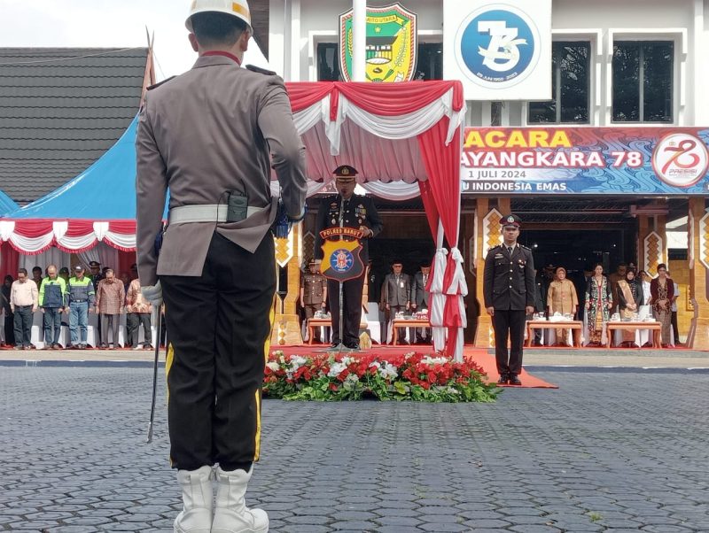 Kapolres Barito Utara AKBP Gede Eka Yudharma saat bertindak selaku inspektur upacara. Upacara ini dihadiri pula pejabat tinggi Pemkab Barut, Senin (1/7/2024).Foto.M Gazali/1tulah.com