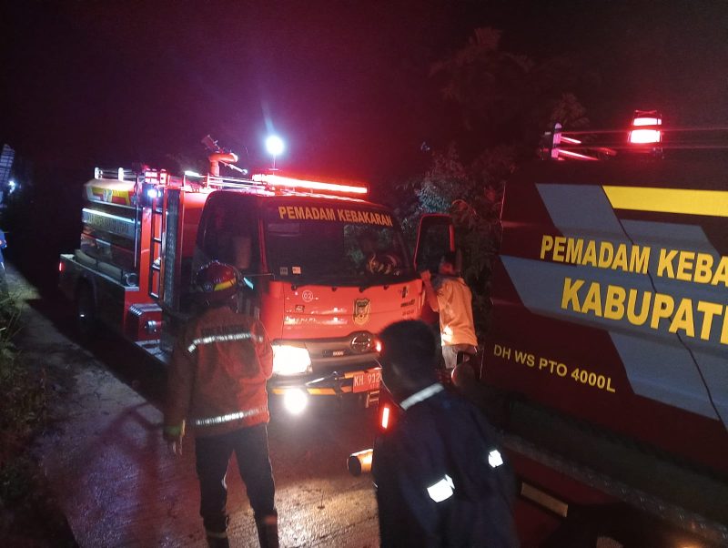 Tim Pemadam Kebakaran saat memedamkan api di Dermaga ujung, Minggu (7/7/2024).Foto. M.Gazali