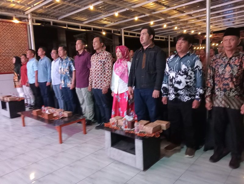 Pj Bupati Barito Utara Drs Muhlis bersama Ketua KPU dan pejabat lain, saat menghadiri sosialisasi terkait TPS lokasi Khusus, Selasa (16/7/2024) malam. Foto.M Gazali/1tulah.com