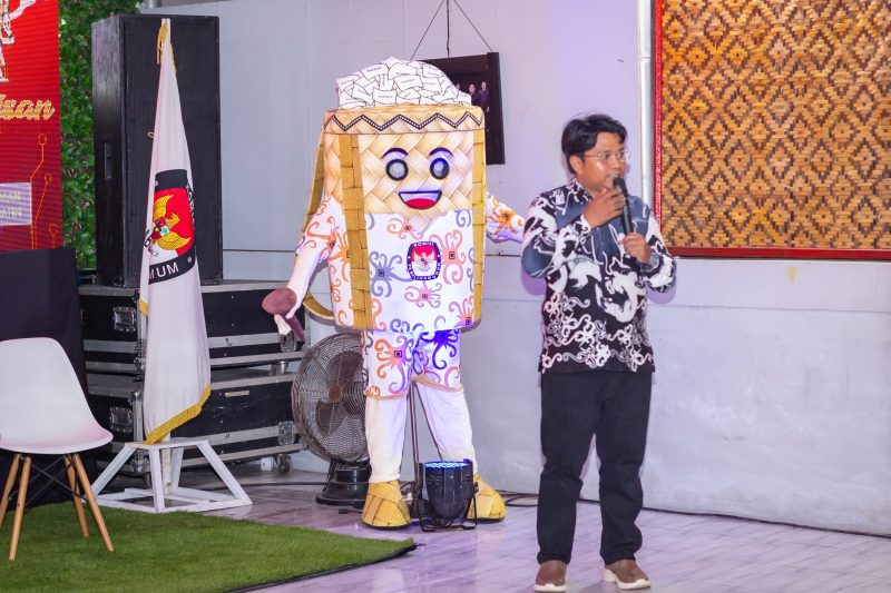 Komisionir KPU Paizal Rahman, saat memberikan sosialisasi terkait TPS lokasi khusus, Selasa(16/7/2024).Foto.Ical/1tulah.com