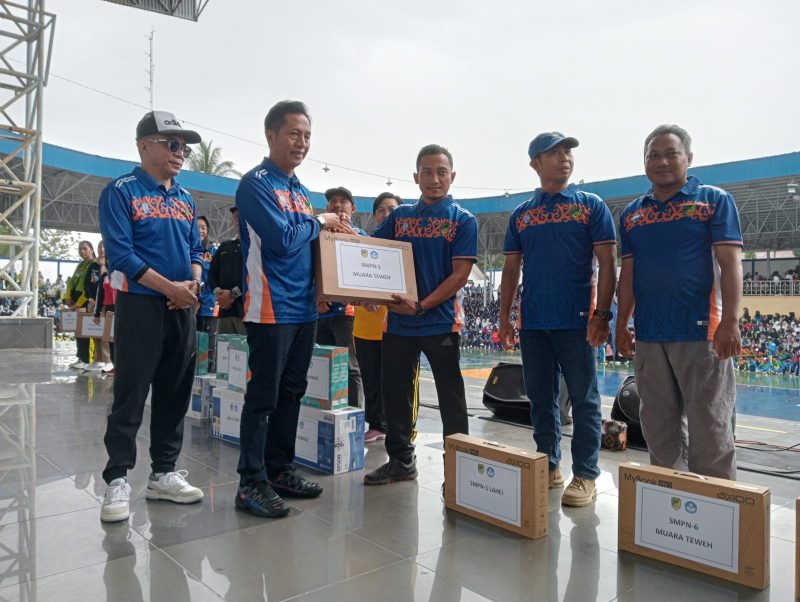 Pj Bupati Muhlis saat menyerahkan bantuan Laptop dan printer kepada perwakilan sekolah, Kamis (18/7/2024).Foto.M.Gazali/1tulah.com