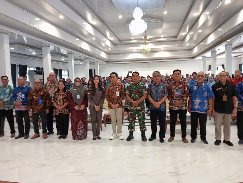 Asisten II Everiady Noor saat foto bersama dengan peserta Bimtek, Kamis (18/7/2024).foto.M Gazali/1tulah.com