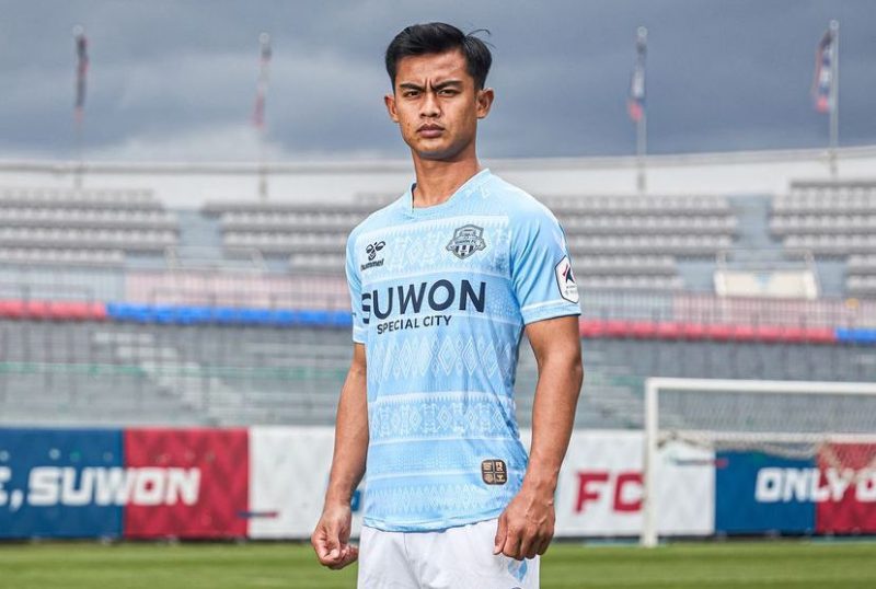 Pratama Arhan jadi model baru jersey Suwon FC. (foto: instagram @suwonfc)