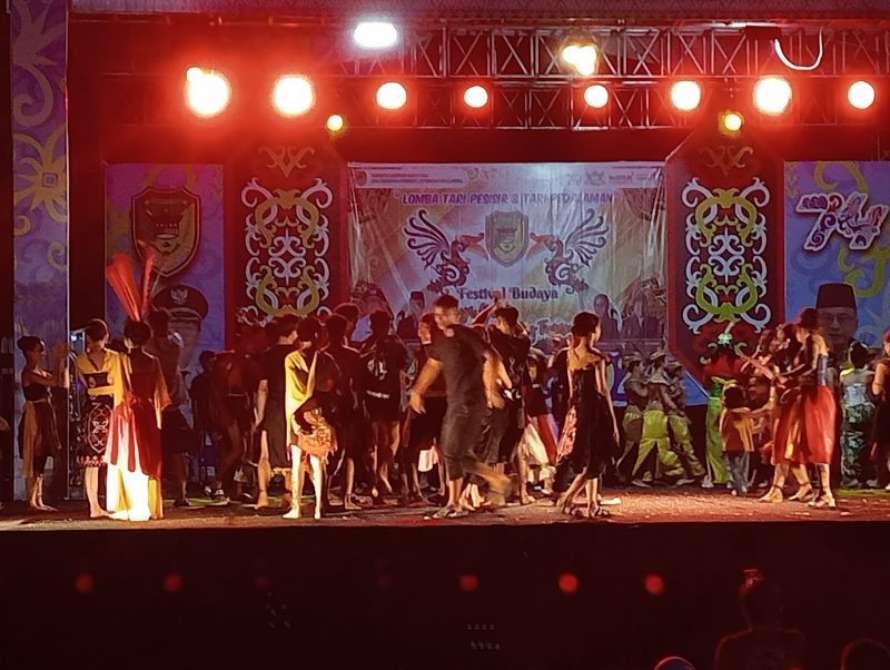 Lomba Tari Pendalaman dan Tari Pesisir di Festival budaya Iya Mulik Bengkang Turan. (foto: M Gazali Noor)