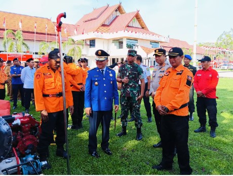 Pj Bupati Barsel, H. Deddy Winarwan (tengah) didampingi Kepala BPBD, Alipsuraya (kanan) saat mengecek Sarpras guna mnghadapi bencana, Senin, (15/7/2024). Foto. Alifansyah/1tulah.com