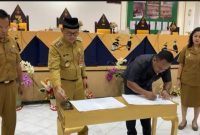 Saat penandatanganan Pj Bupati Bartim (Peci hitam) dan Ketua DPRD Bartim (Baju Hitam). Foto : 1tulah.com/zakirin