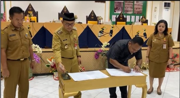 Saat penandatanganan Pj Bupati Bartim (Peci hitam) dan Ketua DPRD Bartim (Baju Hitam). Foto : 1tulah.com/zakirin