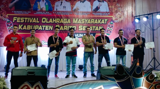 H. Farid Yusran, Ketua Kormi Barsel (tengah) saat berfoto bersama dengan para juara lomba body contest usai menyerahkan piala & uang pembinaan, di Buntok, Minggu (28/7/2024). Foto. Alifansyah/1tulah.com