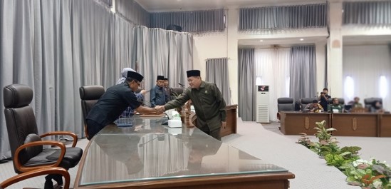 Fraksi Partai Kebangkitan Bangsa (PKB) DPRD Kabupaten Barito Utara (Barut) menyampaikan dua pertanyaan penting terkait Raperda tentang Pertanggungjawaban Pelaksanaan APBD Tahun Anggaran 2023 dalam Rapat Paripurna II, Kamis (18/7/2024).Foto:Delia/1tulah.com