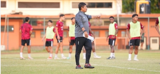 Pelatih Timnas Indonesia U-19, Indra Sjafri memimpin latihan anak asuhnya jelang menghadapi Kamboja U-19 dalam matchday kedua Grup A Piala AFF U-19 2024. [Dok. PSSI]