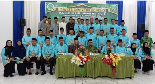 Kepala Kemenag Barsel, H. Arbaja (tengah) didampingi Ketua Umum MUI, Suryadi Kurnain beserta anggota dan pengurus Kecamatan se Kabupaten Barsel saat berfoto bersama dalam acara Rakerda MUI, bertempat di Aula kantot Kemenag setempat, Minggu (21/7/2024). Foto. Alifansyah/1tulah.com