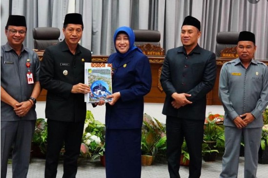 Pj. Bupati Barito Utara, Drs. Muhlis, menyerahkan Rancangan Kebijakan Umum Anggaran (KUA) dan Prioritas dan Plafon Anggaran Sementara (PPAS) Anggaran Pendapatan dan Belanja Daerah (APBD) Tahun Anggaran (TA) 2025 kepada Pimpinan DPRD dalam Rapat Paripurna I di Gedung DPRD Barito Utara, Senin (15/7/2024).Foto:Delia/1tulah.com