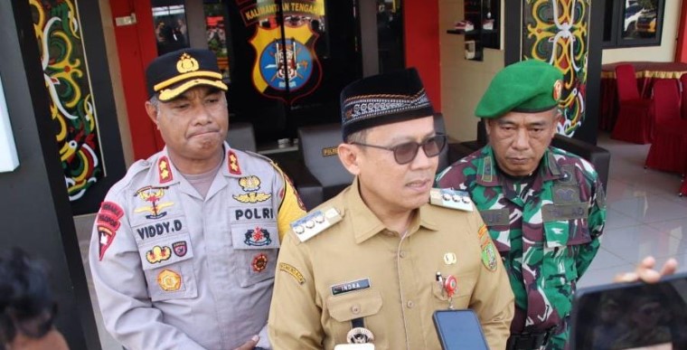 Pj Bupati Barito Timur Indra Gunawan saat memberikan keterangan pers kepada sejumlah wartawan. Foto : 1tulah.com/zakirin