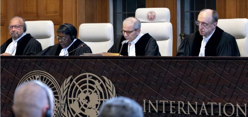 Hakim sekaligus Presiden Mahkamah Internasional (ICJ), Nawaf Salam (kedua dari kanan) menyampaikan putusan tidak mengikat mengenai akibat hukum pendudukan Israel di Tepi Barat dan Yerusalem Timur di Mahkamah Internasional (ICJ) di Den Haag pada 19 Juli 2024. (Foto: AFP)