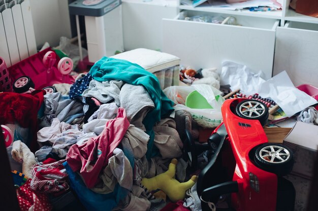 Ilustrasi rumah penderita hoarding disorder yang penuh sampah. Sumber foto : freepik.com