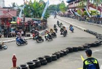 Para pembalap saat beraksi di ajang  Kejurprov Motoprix Pj Bupati Barsel 2024, yang berlangsgung di Sirkuit Stadion Batuah Buntok, Minggu (30/6/2024). Foto. Alifansyah/1tulah.com