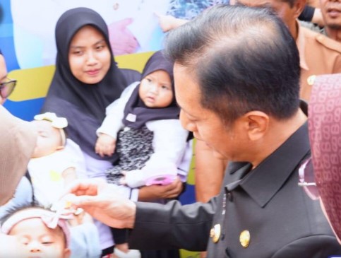 Pj. Bupati Barito Utara, Drs. Muhlis, membuka secara resmi Pencanangan Pekan Imunisasi Nasional (PIN) Polio Tingkat Kabupaten Barito Utara di Halaman Sekolah SDN 5 Melayu, Selasa (23/7/2024). Foto:Delia/1tulah.com