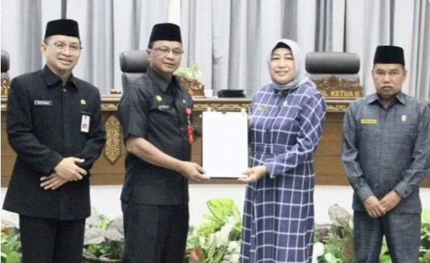 Penyerahan dokumen pemandangan umum fraksi-fraksi DPRD Barito Utara kepada Pejabat Sekda, Drs. Jufriansyah.Foto:Delia/1tulah.com