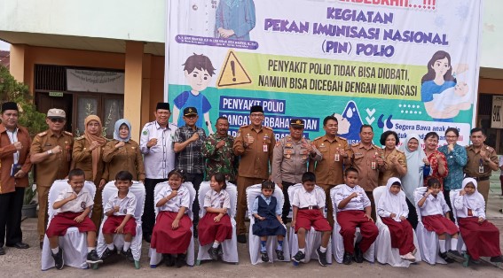 Sekda Barsel, Edy Purwanto (tengah) berserta sejumlah Kepala OPD dan jajaran Forkopimda saat berfoto bersama murid-murid SD usai menerima imunisasi polio pada acara PIN tahun 2024, bertempat di halaman SDN 3 Buntok, Selasa (23/7/2024). Foto. Alifansyah/1tulah.com