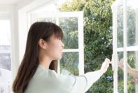 Membuka jendela, salah satu cara alami agar rumah bebas virus. (Shutterstock)