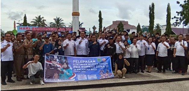 Sekda, Edy Purwanto didampingi Kepala Disporaparbud, Manat Simantunjak (tengah) dan sejumlah Kepala OPD setempat saat berfoto bersama para atlet Kabupaten Barsel sebelum berangkat ke Palangka Raya untuk mengikuti seleksi Pra Popnas 2024 zona III, Rabu (3/7/2014). Foto. Alifansyah/1tulah.com