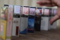 Rokok Makin Mahal, Masyarakat Ramai-ramai Beralih ke Merek Murah
Pedagang menunjukkan cukai rokok yang di jual di Jakarta, Sabtu (5/11/2022). (sumber: suara.com)